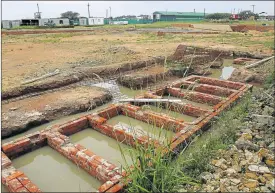  ?? Picture: MICHAEL PINYANA ?? IN LIMBO: Constructi­on of the Nkwezana Primary School, which is meant to serve almost 800 students, ground to a halt at the end of last year