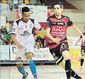  ?? FOTO: LNFS ?? Adri Ortego, jugador del Ríos Renovables Zaragoza, ante Everton, de Santiago Futsal