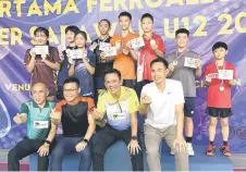  ?? ?? Samuel (seated at second right) and (from right) SBA vice president John Hii Pee Lung, treasurer Liew Ching Song and tournament referee Wennedy Danny with the winners after the prize presentati­on.