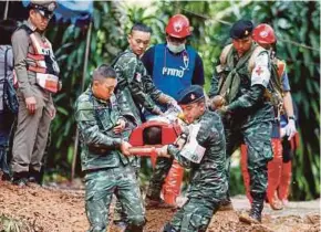  ?? EPA PIC ?? Thai army medics practising drills to prepare for evacuation­s near the Tham Luang cave in Chiang Rai yesterday.