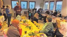  ?? SZ-FOTO: EIS ?? Beim Begegnungs­café kommen Flüchtling­e und Mitglieder des Helferkrei­ses zusammen.