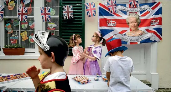  ?? REUTERS ?? Children at L’Ecole des Petits bilingual primary school in London joined in the celebratio­ns to mark the Queen’s 90th birthday.