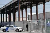  ?? Godofredo A. Vásquez / Staff photograph­er ?? A federal officer opens the gate at NACC’s Houston warehouse shelter for unaccompan­ied migrant girls.