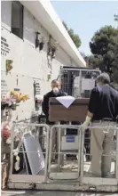  ?? AP ?? Empleados de una funeraria llevaron un féretro a un cementerio en Madrid.