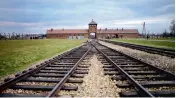  ?? — AP ?? File photo of the railway tracks where thousands of people arrived to be directed to the gas chambers inside the former Nazi death camp of Auschwitz Birkenau in Oswiecim, Poland.