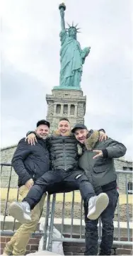  ??  ?? Ismet und seine Freunde posieren auf Liberty Island.