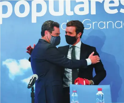  ?? EFE ?? El líder del PP, Pablo Casado, a la derecha, abraza al presidente del PPA y de la Junta, Juanma Moreno, ayer en Granada