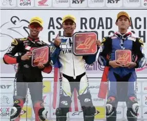  ??  ?? Kasma (tengah) menjuarai Perlumbaan 2 kelas Supersport­s 600cc, tempat kedua, Adam (kiri) dan ketiga Peerapong.