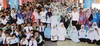  ??  ?? MURID Sekolah Kebangsaan Bangsar sebagai sekolah angkat Yayasan Bank Rakyat, semalam.