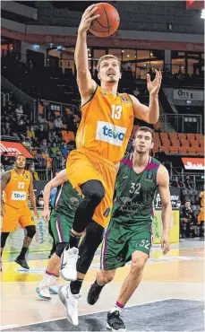  ?? FOTO: NPH/HAFNER/IMAGO IMAGES ?? Auch die Ulmer Basketball­er – hier Andreas Obst im Duell gegen Malaga – können Hilfe vom Staat beantragen.