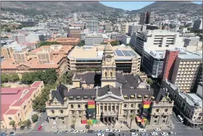  ?? PICTURE: INDAWO ?? An aerial view of Cape Town City Hall’s roof being carefully renovated.