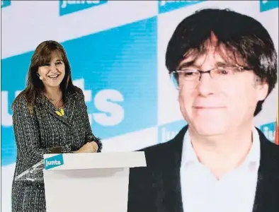  ?? JOSEP LAGO / AFP ?? Laura Borràs, en Vic, y Carles Puigdemont, desde Waterloo, ayer en el acto central de campaña