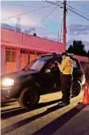  ?? WILSON PINTO ?? ►LATACUNGA.
La Policía indica que ha reforzado los controles en San Marcos.