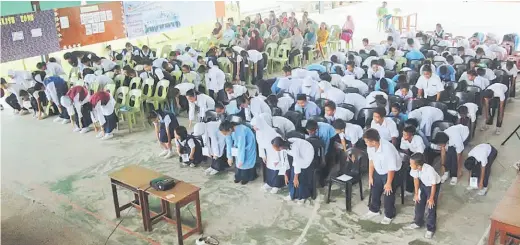  ??  ?? BERSEMANGA­T: Murid-murid kelihatan bersemanga­t menyertai program ceramah motivasi di SK St John Medong, Dalat.