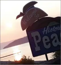  ?? RON SEYMOUR/The Daily Courier ?? The sky was tinged orange by wildfire smoke as the sun rose over Peachland on Wednesday morning.