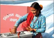  ??  ?? NAVESH CHITRAKAR/REUTERS MOMEN BERSEJARAH: Perempuan warga Sindhupalc­hok, Nepal, tersenyum saat memasukkan surat suara di negaranya dalam pemilu kemarin.
