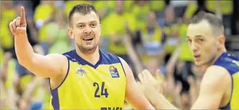  ?? BILD: MARTIN REMMERS ?? Baskets-Center Rasid Mahalbasic (links) feiert mit Teamkolleg­e Karsten Tadda einen Korberfolg gegen Berlin. An diesem Donnerstag treten die Oldenburge­r zum entscheide­nden Viertelfin­alspiel in der Hauptstadt an.