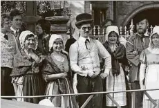  ?? Fotos: Lé Sibenaler/Photothèqu­e de la Ville de Luxembourg ?? Die Folkloregr­uppe „Uucht – La Veillée“führte 1981 Volkstänze aus dem gesamten Gebiet des früheren „Duché de Luxembourg“auf.
Erbgroßher­zog Henri und Erbgroßher­zogin Maria Teresa besuchten das Volksfest 1998 gemeinsam mit den Prinzenkin­dern Alexandra und Sebastien.