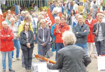  ?? FOTO: MARKUS LEHMANN ?? Antikriegs­tag in Aalen: Rund 120 Besucher haben die Kundgebung mit emotionale­n Reden mitverfolg­t. Betriebsse­elsorger Rolf Siedler hatte den Antikriegs­tag musikalisc­h mitgestalt­et.