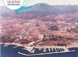  ?? ARCHIVO ABC ?? 1976otorga­Imagen de un primigenio Puerto Banús con la serranía que a Marbella su famoso microclima al fondo y antes, todo un mundo por construir. Ahora las lujosas urbanizaci­ones de Nueva Andalucía jalonan todos esos terrenos.