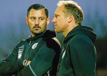  ?? FOTO: SCHLICHTER ?? Sportvorst­and Angelo Vaccaro (links) und Neu-Trainer Jürgen Luginger wissen um die heikle Lage, in der der FC Homburg steckt. Die Saarpfälze­r kämpfen um den Verbleib in der Regionalli­ga Südwest.