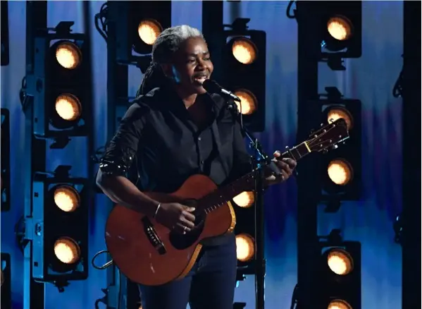  ?? VAlerIe mAConA/AfP ?? Tracy Chapman durante su actuación en la edición 2024 de los premios Grammy.