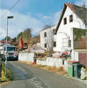  ??  ?? Grauenvoll­es passierte hier. Nun kommen Haus und Nebengebäu­de weg FRÖHLICH