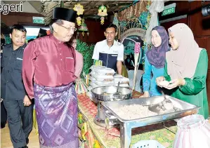  ??  ?? MUSA ketika melawat gerai-gerai jamuan Aidilfitri yang disediakan setiap jabatan dan agensi.