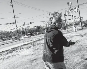  ?? Photos by Godofredo A. Vásquez / Staff photograph­er ?? Johnny Walker, 53, recounts pulling a Harris County sheriff ’s deputy from a fiery wreck late Wednesday that killed a woman and injured other motorists during a chase at Laura Koppe and Lockwood.