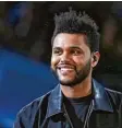  ?? Fotos: H&M, Ian Langsdon ?? In seinem britischen Online Shop hat der Modehändle­r H&M einen Kapuzenpul­lover beworben, über den nun kontrovers diskutiert wird. Der kanadische Musiker The Weeknd distanzier­te sich von dem Konzern.