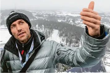  ?? Foto: Ralf Lienert ?? Oben hat man den besten Überblick: Sven Hannawald auf dem Schanzentu­rm von Lahti.
