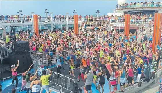  ??  ?? Se necesitaba tanta agua. De proa a popa, todo el crucero baila zumba, en el crucero temático que desvive al mundo del fitness.