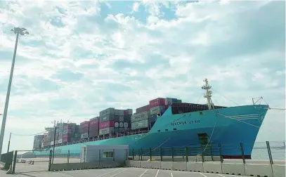  ?? ARCHIVO ?? El buque «Maersk UTAH», que mide 292 metros de eslora, está atracado en el puerto de Valencia