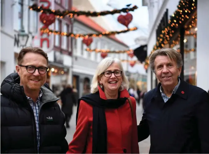  ?? PÅL CHRISTENSE­N ?? Flertallsp­artiene i Stavanger tar tak for å styrke sentrumsha­ndelen både før og etter jul. John Peter Hernes (H), Bjørg Tysdal Moe (KrF) og Per A. Thorbjørns­en (V), her i Kirkegata.