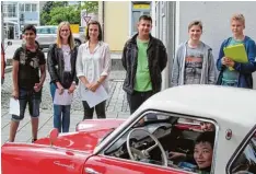  ?? Fotos: scas ?? So klein waren die Autos früher. Die Schüler bestaunten beim Aktionstag „Hey Alter!“auch ein Goggomobil und durften darin Platz nehmen.