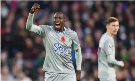  ?? Photograph: Jacques Feeney/Offside/Getty Images ?? Abdoulaye Doucouré scores Everton’s winner in their 3-2 victory against Crystal Palace.