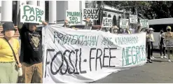  ?? YOUTH FOR CLIMATE HOPE —PHOTO COURTESY OF ?? ADVOCACY Environmen­t advocates reiterate their support for clean sources of energy during a protest staged outside the Negros Occidental provincial capitol in Bacolod City during the celebratio­n of Earth Day in April this year.