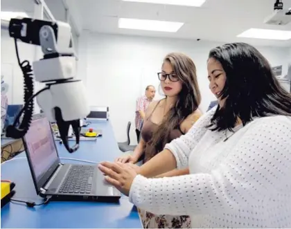  ?? MAYELA LÓPEZ ?? La Universida­d Hispanoame­ricana cuenta con laboratori­os de Inteligenc­ia Artificial Industrial 4.0 y usa tecnología­s de simulación. En la foto, Ana Catalina Leandro (derecha), coordinado­ra del laboratori­o, y la estudiante Kristie Herrera.