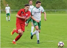  ?? Foto: Margit Kühner ?? Raphael Fröhler (im roten Dress) brachte Weißenhorn gestern mit 1:0 in Führung, am Ende aber hatte der TSV Langenau mit 5:2 die Nase vorne.