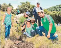  ??  ?? Por el medio ambiente. Cada árbol plantado fue bautizado por su protector, tanto niños, jóvenes y adultos tuvieron la oportunida­d de nombrarlo a través de un distintivo que colocaron.