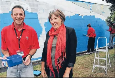  ?? Photo: RHIANNON MCCONNELL ?? Blue rinse: Bunnings activities and training team leader Phillip Knight and Porirua Family Violence Prevention co-ordinator Wendy Leary worked on getting the Police Station wall painted blue.