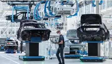  ??  ?? In der neuen Daimler-Fabrik sind Papier-Workflows nicht mehr vorgesehen. Der Autobauer aus Schwaben will zehn Tonnen Papier pro Jahr einsparen.