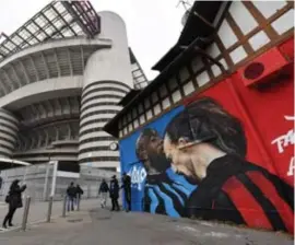  ?? FOTO REUTERS ?? De Milanese derby stond ook in het teken van het duel Lukaku-Ibrahimovi­c. Twee ex-ploegmaats die elkaar rauw lusten na hun laatste ontmoeting, getuige deze muurschild­ering.