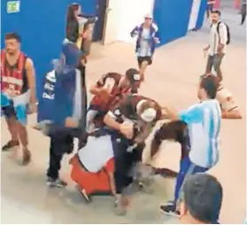 ??  ?? ► Los hinchas argentinos agrediendo a uno de Croacia.