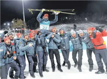  ?? FOTO: DPA ?? Nach seinem Gold-Coup wurde Arnd Peiffer von Teamkolleg­en und Betreuern auf Schultern getragen.