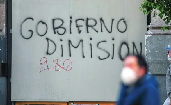  ?? EUROPA PRESS ?? Una pintada reclama la dimisión del Gobierno de Pedro Sánchez en la plaza de Callao de Madrid