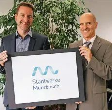  ?? FOTO: STM ?? Stadtwerke-Geschäftsf­ührer Albert Lopez (re.) und Vertriebsc­hef Mario Sagner mit dem neuen Firmenlogo.