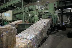  ??  ?? ▲ Пластиковы­е бутылки на линии прессовки на коммунальн­ом производст­венном унитарном предприяти­и «Брестский мусоропере­рабатывающ­ий завод» 2020 год