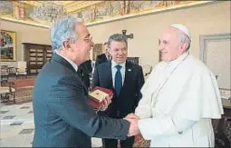  ?? ‘L’OSSERVATOR­E ROMANO’ / AFP ?? El Papa saluda Uribe sota la mirada del president Santos