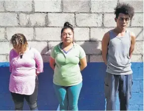  ??  ?? Familia. La madre y sus hijos fueron arrestados en la casa donde habitaban, en la colonia Las Conchitas del municipio de Berlín (Usulután).